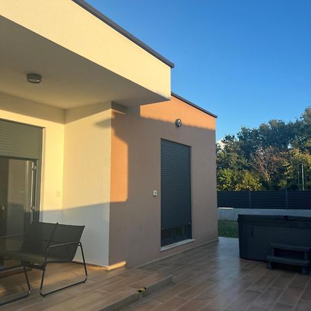 Modern Home Ula 브르토니글라 외부 사진