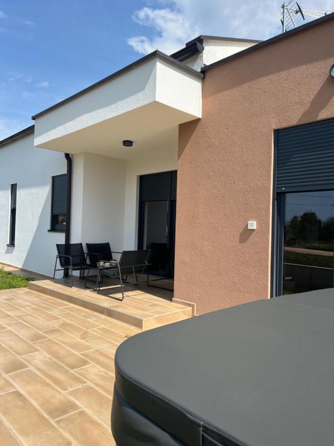 Modern Home Ula 브르토니글라 외부 사진
